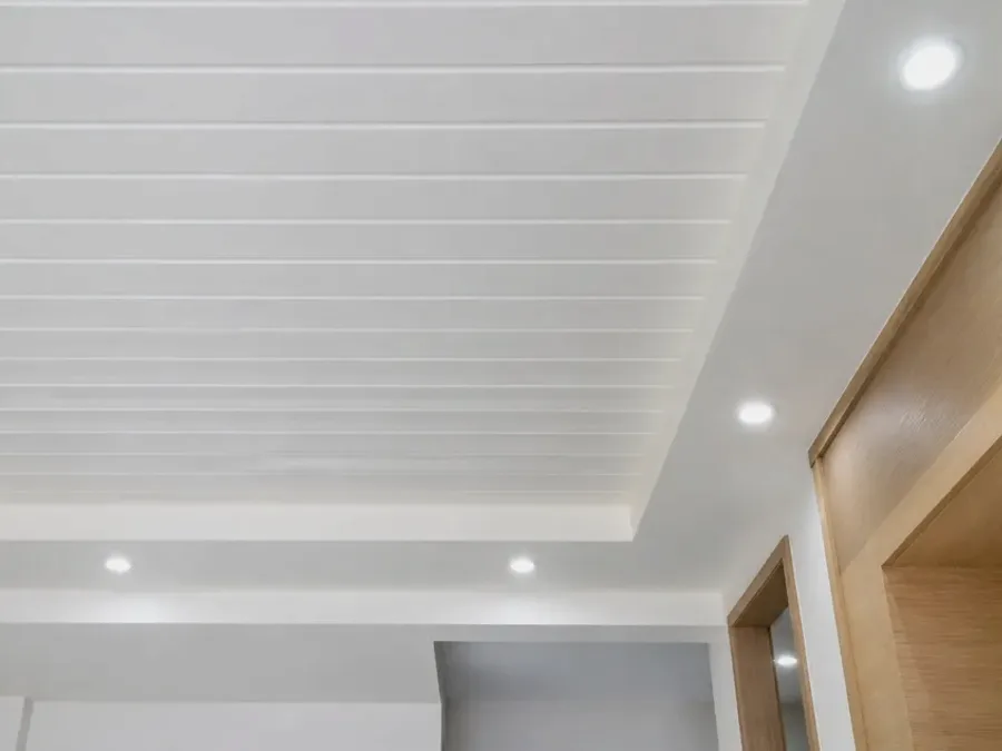 Cielo falso en PVC con detalle perimetral de tabla yeso en interior moderno
