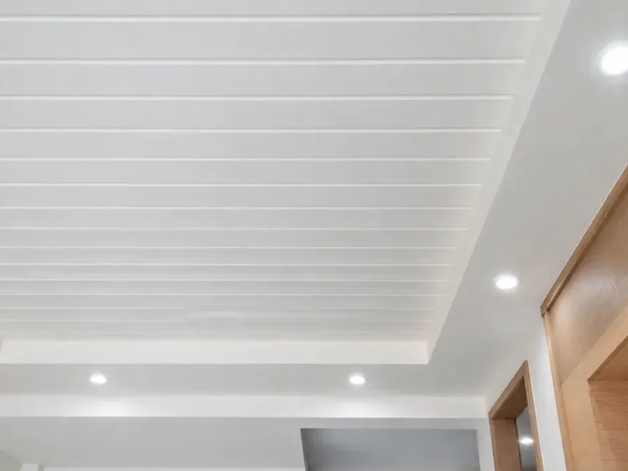 Cielo falso en PVC con detalle perimetral de tabla yeso en interior moderno