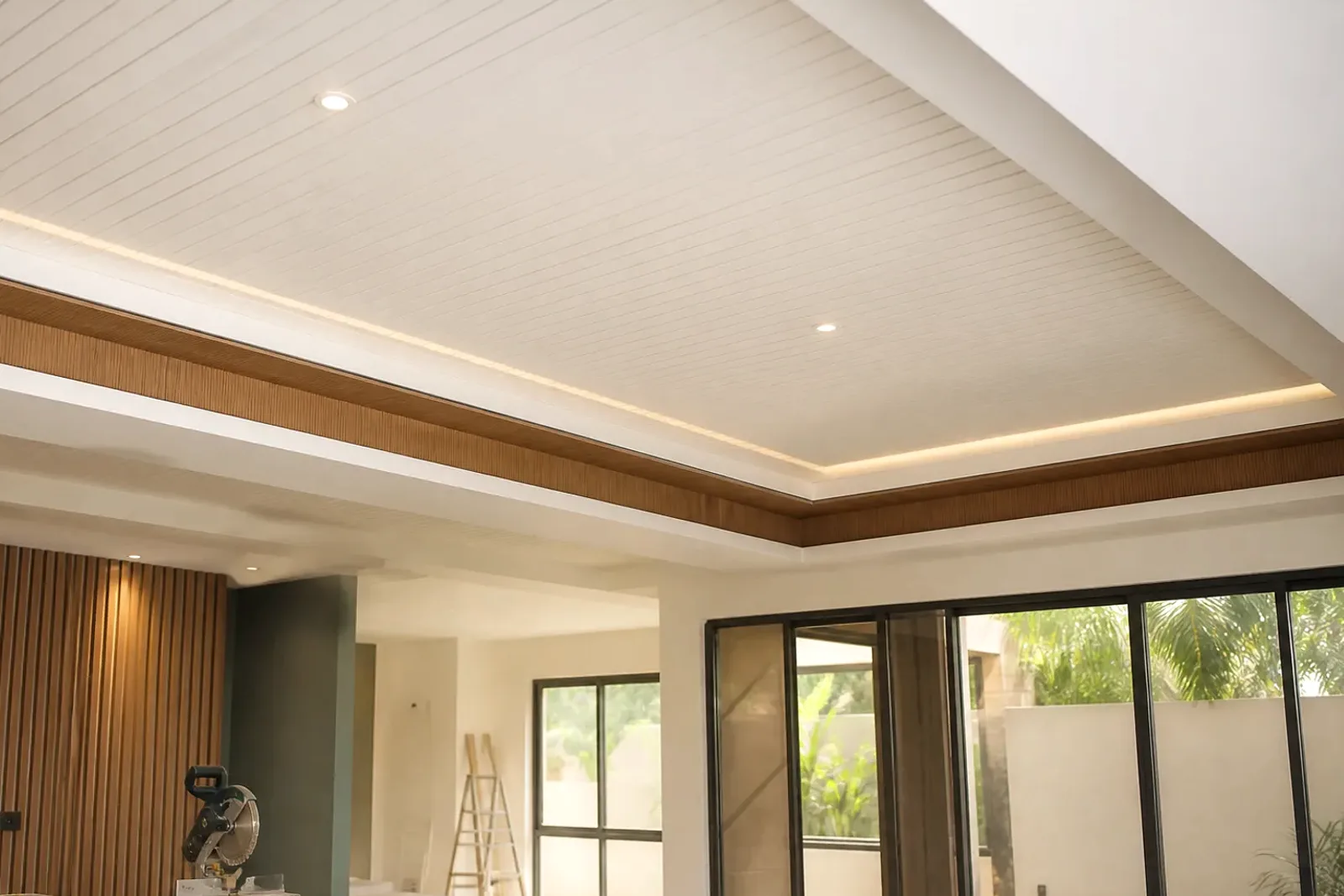 Interior con cielo falso en PVC y detalles de tabla yeso