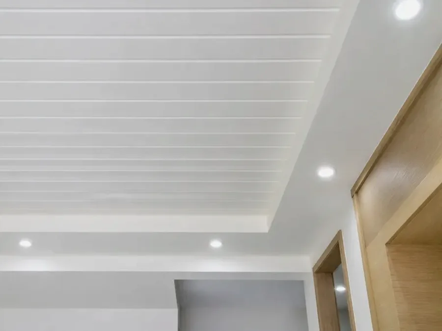 Cielo falso en PVC con detalle perimetral de tabla yeso en interior moderno