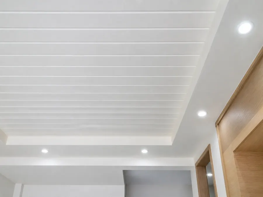 Cielo falso en PVC con detalle perimetral de tabla yeso en interior moderno